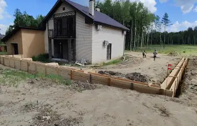 Устройство подпорной стенки, забора из кирпичных столбиков с евроштакетником и профлистом пос. Кисловка ул. Калиновая 10