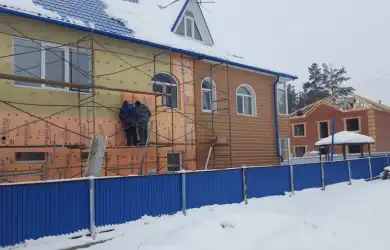 Зашивка фасада металлическим сайдингом под бревно